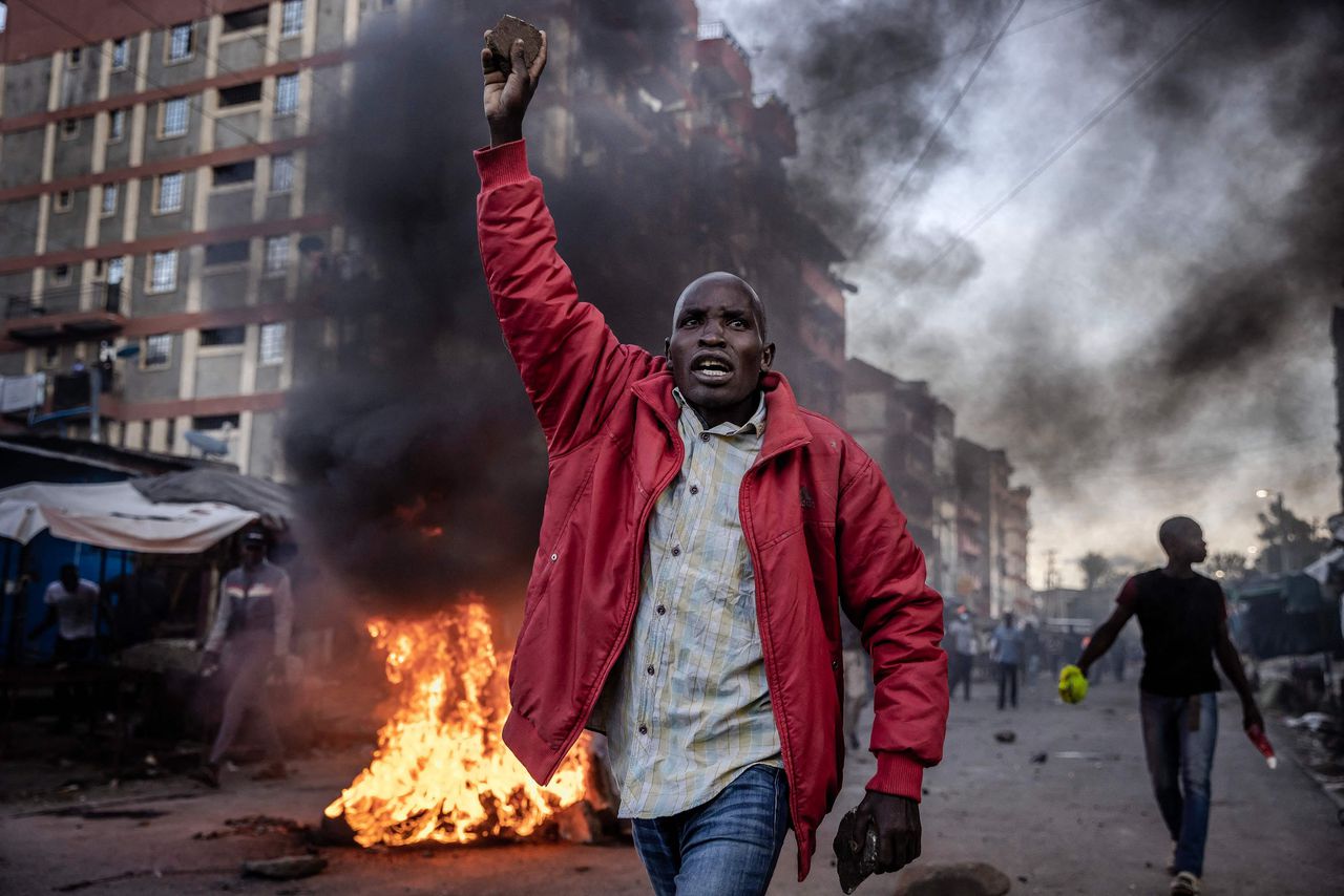 Aanhangers van de Keniaanse oppositieleider Raila Odinga gingen maandag de straat in de hoofdstad Nairobi. Odinga riep zijn aanhangers op om elke maandag en donderdag deel te nemen aan landelijke protesten, omdat hij de resultaten van de presidentsverkiezingen van vorig jaar in twijfel trekt.