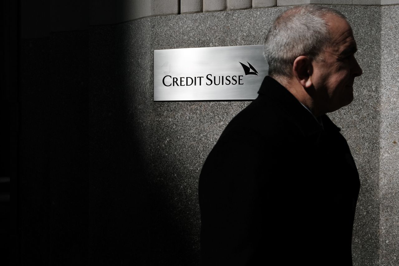 Een man loopt langs het New Yorkse kantoor van de Zwitserse bank Credit Suisse.