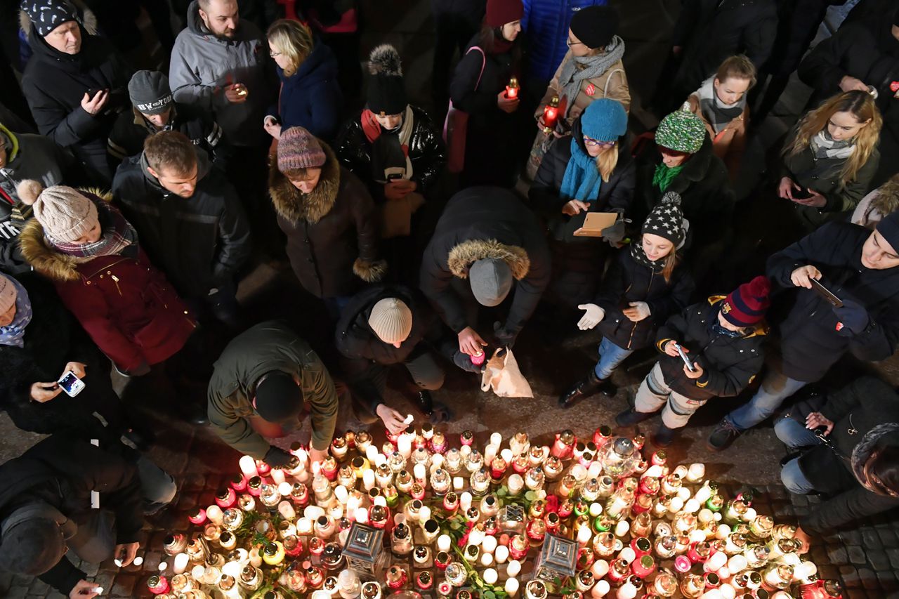 Een herdenking in het centrum van Gdansk, op de plaats waar burgemeester Pawel Adamowicz tijdens een kerstconcert werd doodgestoken.