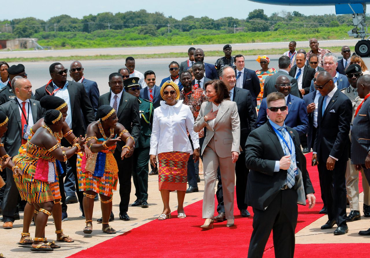 De Amerikaanse vice-president, Kamala Harris (midden), bij aankomst in de Ghanese hoofdstad Accra.