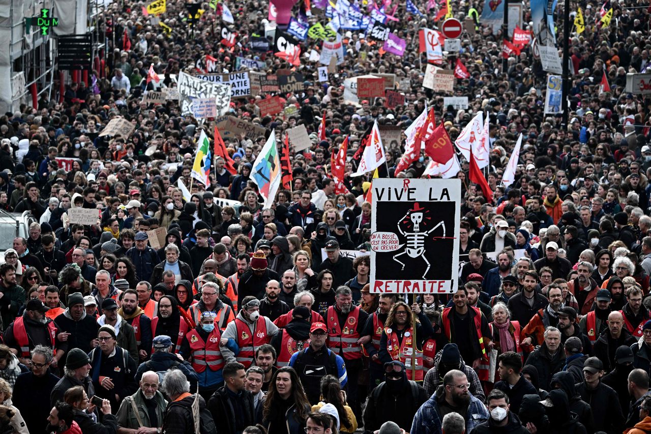 De hervorming, die bepaalde dat de Franse pensioensleeftijd van 62 naar 64 wordt verhoogd, wekte de afgelopen weken zowel op maatschappelijk als politiek vlak grote onrust.