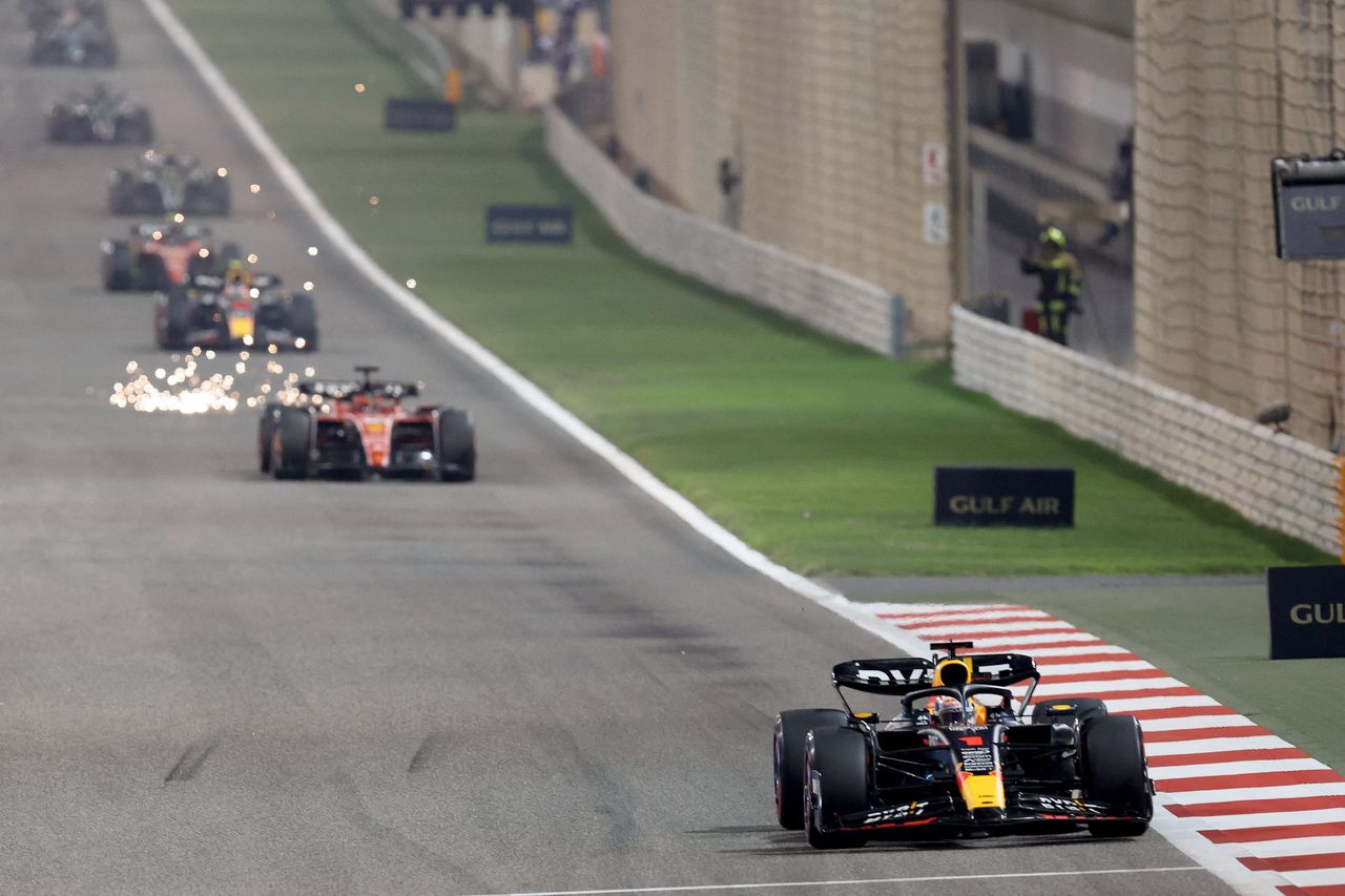 Max Verstappen rijdt in zijn Red Bull aan kop van de Grote Prijs van Bharein, voor de Ferrari van Charles Leclerc.