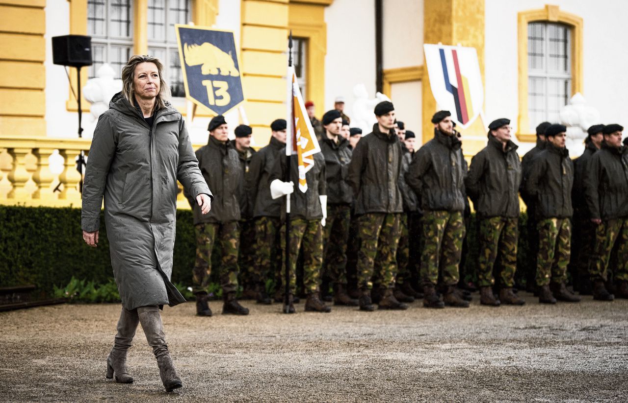 Minister van Defensie Kajsa Ollongren bij de ceremonie voor samenvoegen van gevechtseenheden met Duitsland.