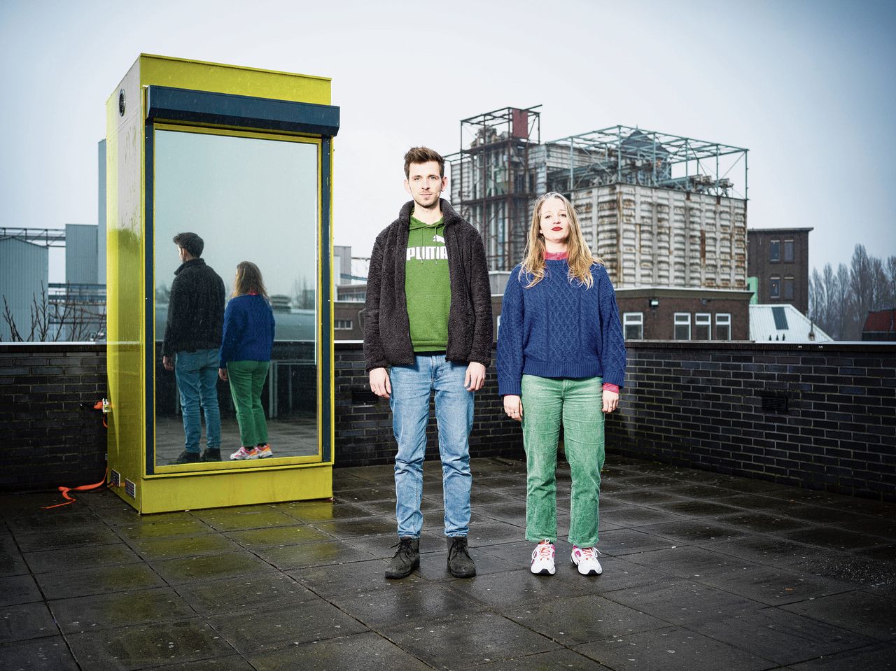 Luit Bakker en Bart van de Woestijne op het dak van de Verkadefabriek.