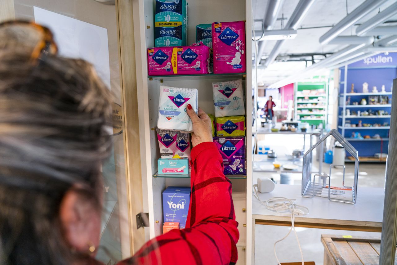 Het Armoedefonds gaat uitgiftepunten voor gratis menstruatieproducten voornamelijk vestigen in middelbare scholen, buurthuizen en bibliotheken .