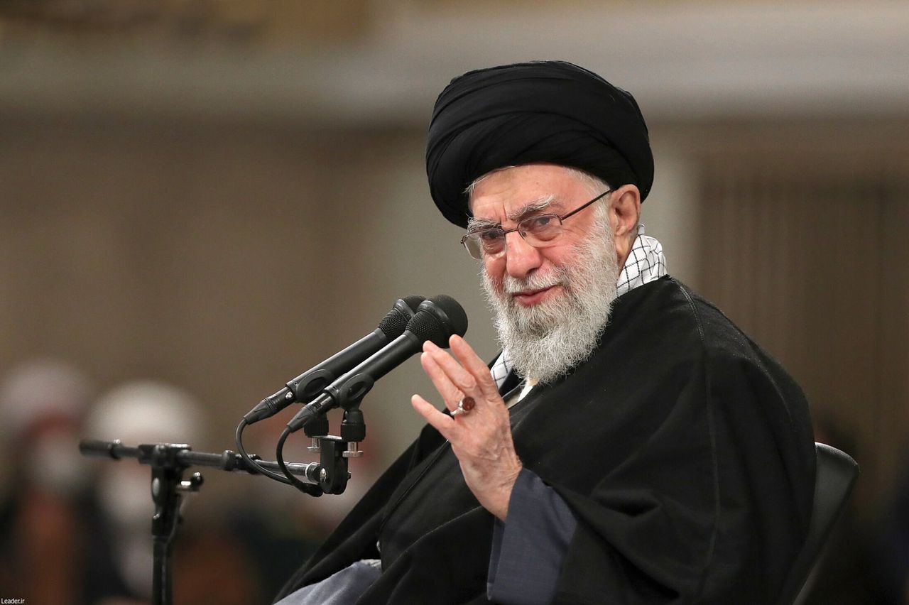 Ayatollah Ali Khamenei, de hoogste leider van Iran, noemde maandag de vergiftiging van Iraanse schoolmeisjes een „onvergeeflijke" misdaad