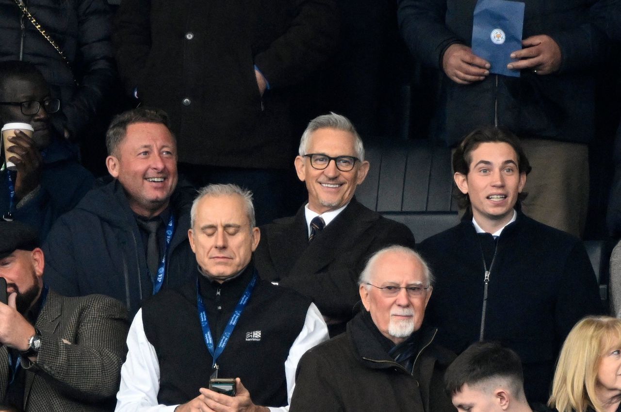 Televisiepresentator en oud-voetballer Gary Lineker (midden) zaterdag op de tribune van het King Power Stadium in het Britse Leicester, voor de wedstrijd tussen Leicester City en Chelsea.