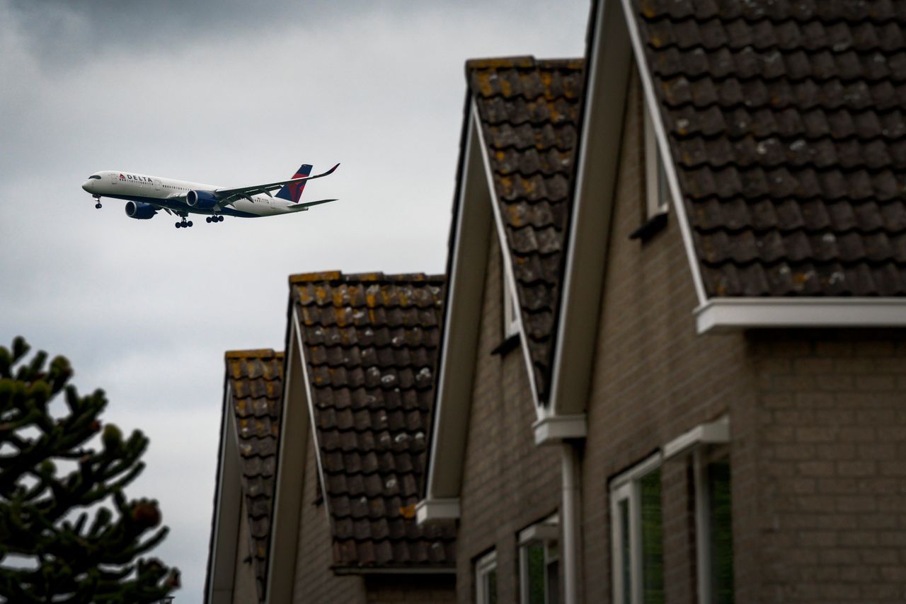 Een vliegtuig dat gaat landen op Schiphol vliegt over het dorp Zwanenburg.