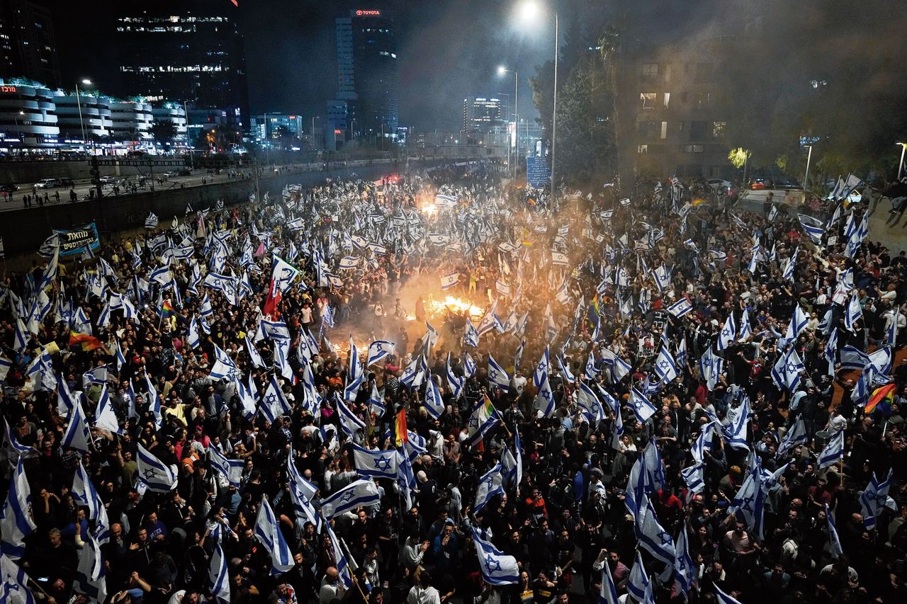 Israëliërs betogen zondag in Tel Aviv massaal tegen het omstreden plan van premier Benjamin Netanyahu om de rechterlijke macht te hervormen, na het ontslag van minister van Defensie Yoav Gallant.