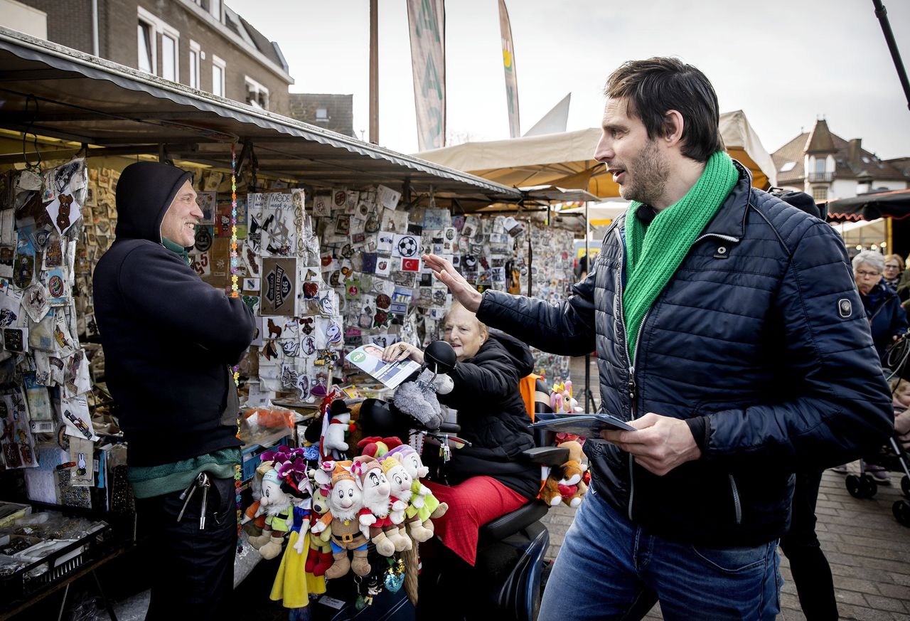 CDA-lijsttrekker Wopke Hoekstra voert campagne op het Marktplein in Hilversum. „Denk er rustig over na”, zegt Hoekstra als iemand een flyer aanneemt.