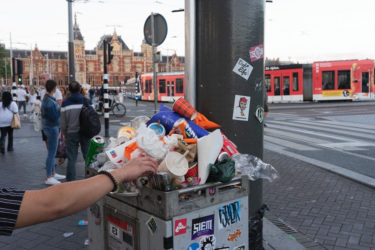 Afval op het Damrak in Amsterdam.