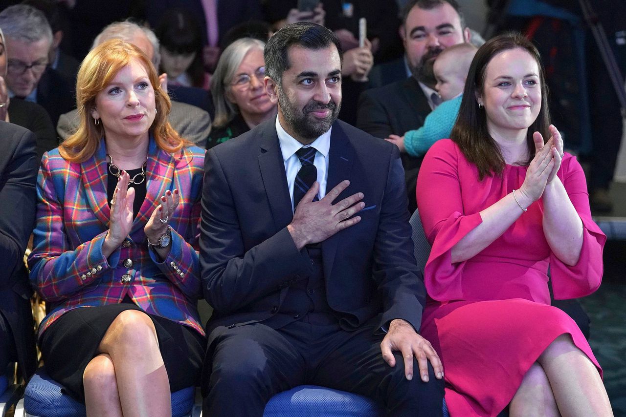 Humza Yousaf werd maandag gekozen tot partijleider van de SNP, die streeft naar Schotse onafhankelijkheid. Ash Regan (links) en Kate Forbes (rechts) waren zijn concurrenten.