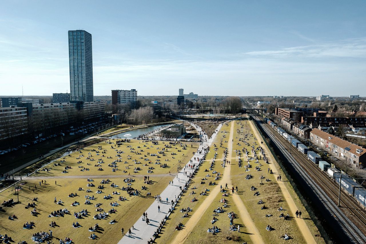 Het Spoorpark in Tilburg. In februari 2021 werd het door het goede weer druk in het park, ondanks de geldende coronabeperkingen.