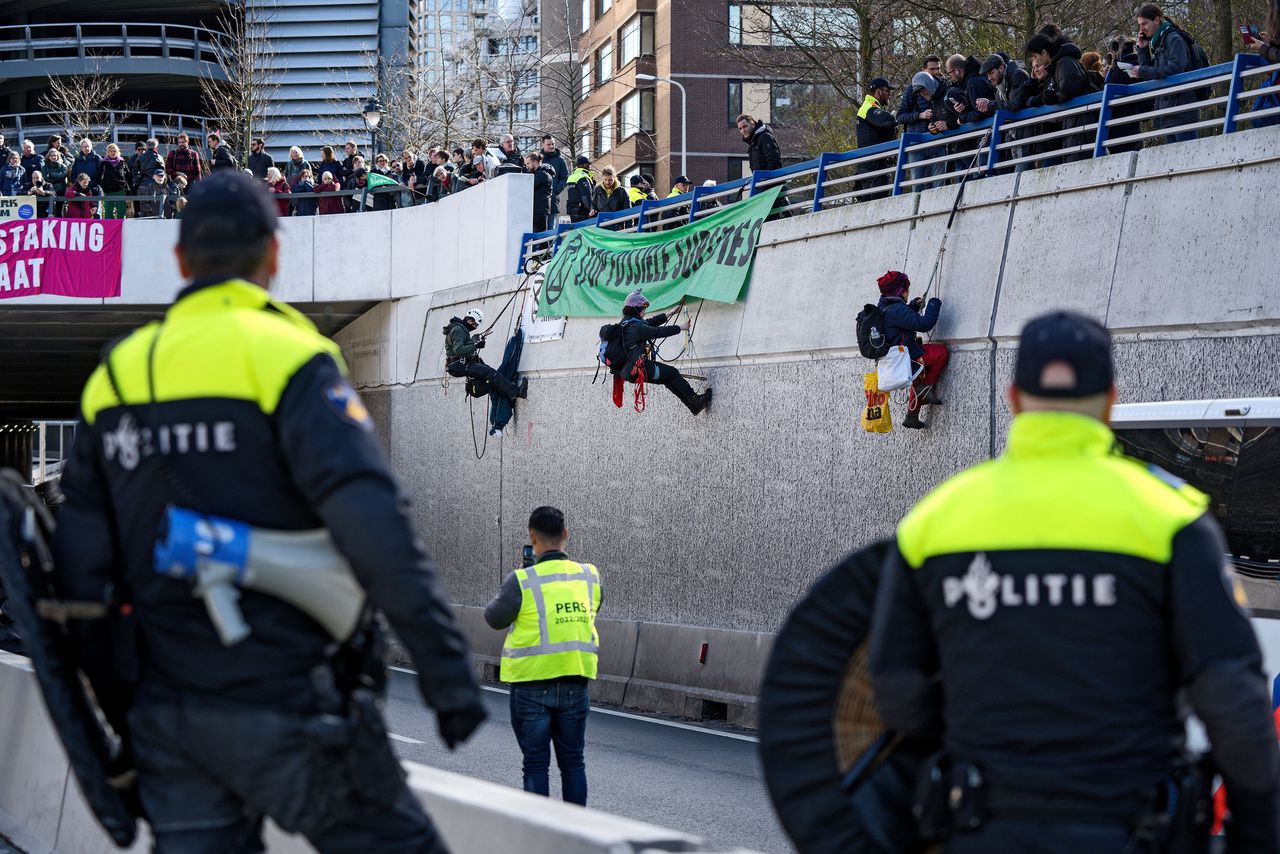 Extinction Rebellion voerde op 11 maart actie tegen fossiele overheidssubsidies bij de A12 in Den Haag.