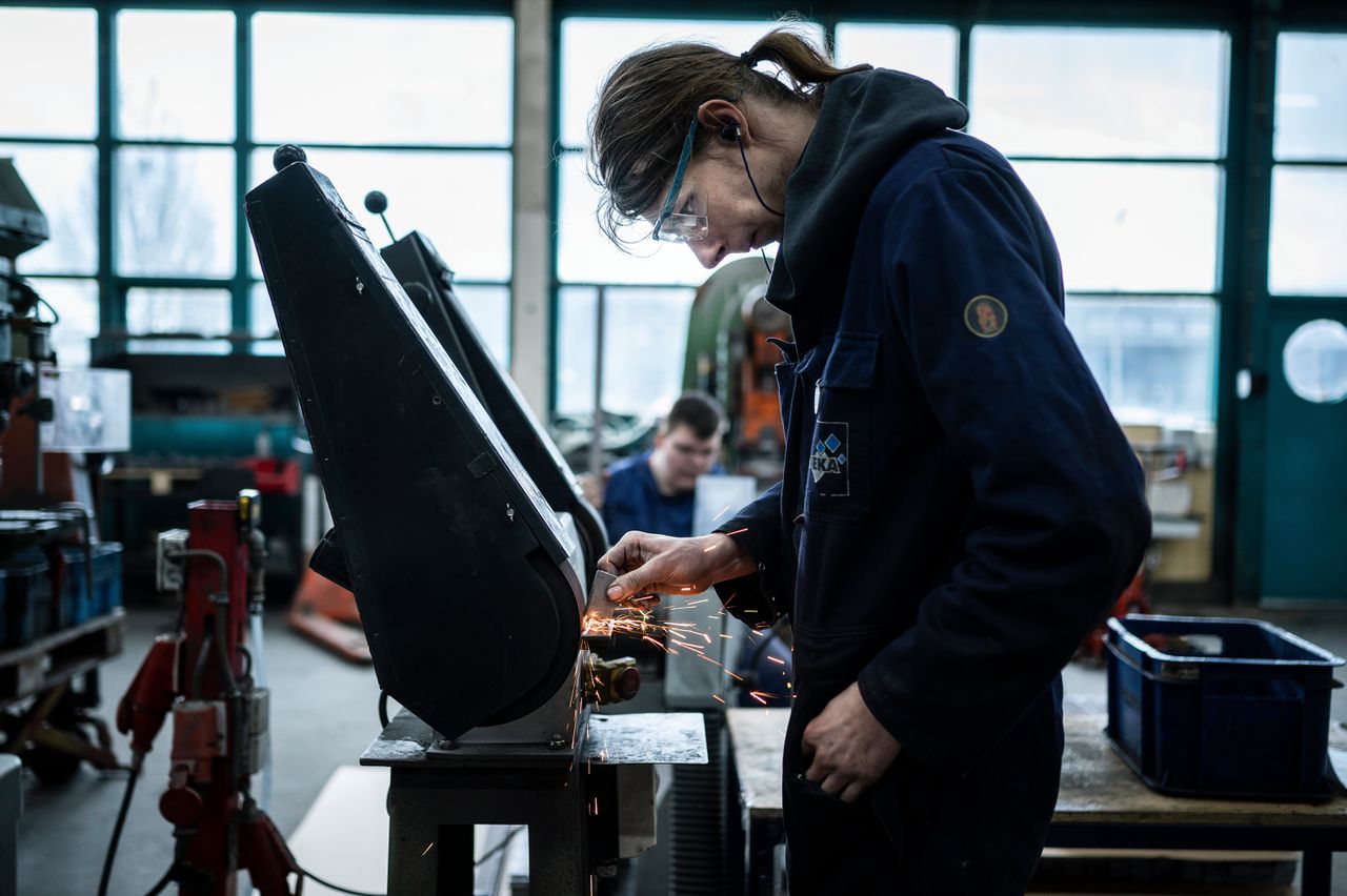 Sociaal ontwikke bedrijf Wedeka in Veendam is met vijftienhonderd vaste en tijdelijke banen de grootste werkgever in de Veenkoloniën.