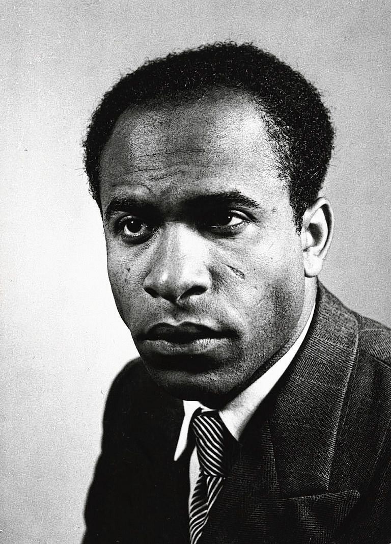 De schrijver Frantz Fanon.