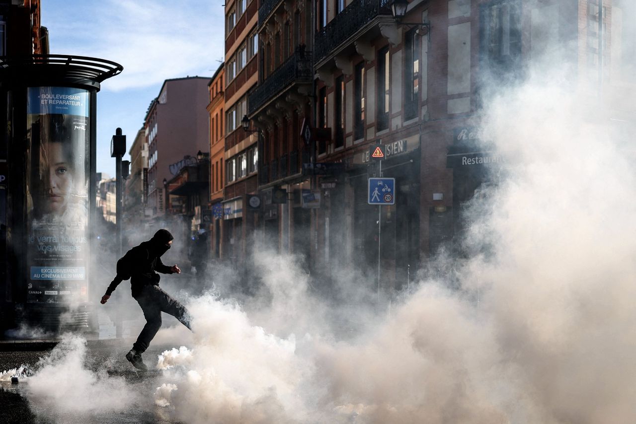 Traangas verspreidt zich dinsdag door de straten van Toulouse.