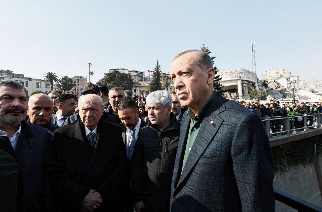 De Turkse president Erdogan tijdens een bezoek eind februari aan de zwaar door de recente aardbevingen getroffen stad Antakya. De verdeeldheid in de oppositie vergroot de kans dat hij de presidentsverkiezingen in mei wint.