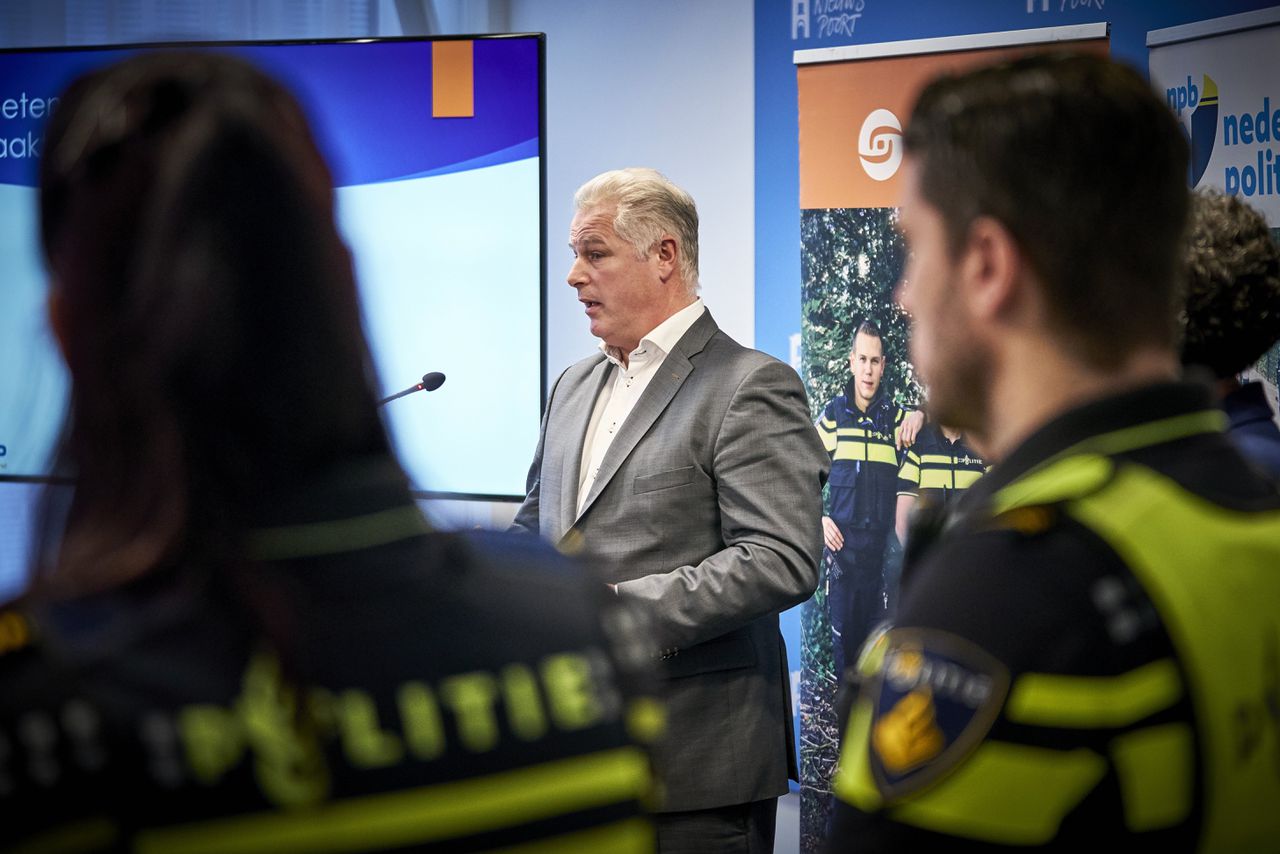 Voorzitter Gerrit van de Kamp tijdens een persconferentie van de politiebonden, toen hij nog in dienst was bij de ACP.