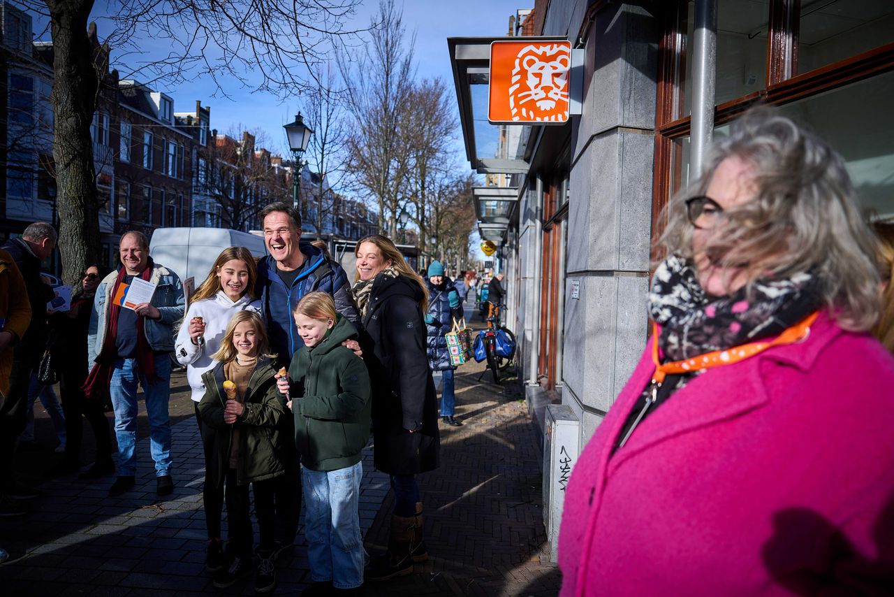 VVD-leider Mark Rutte was dit weekend in Den Haag op campagne voor de Provinciale Statenverkiezingen. Foto Phil Nijhuis/ANP