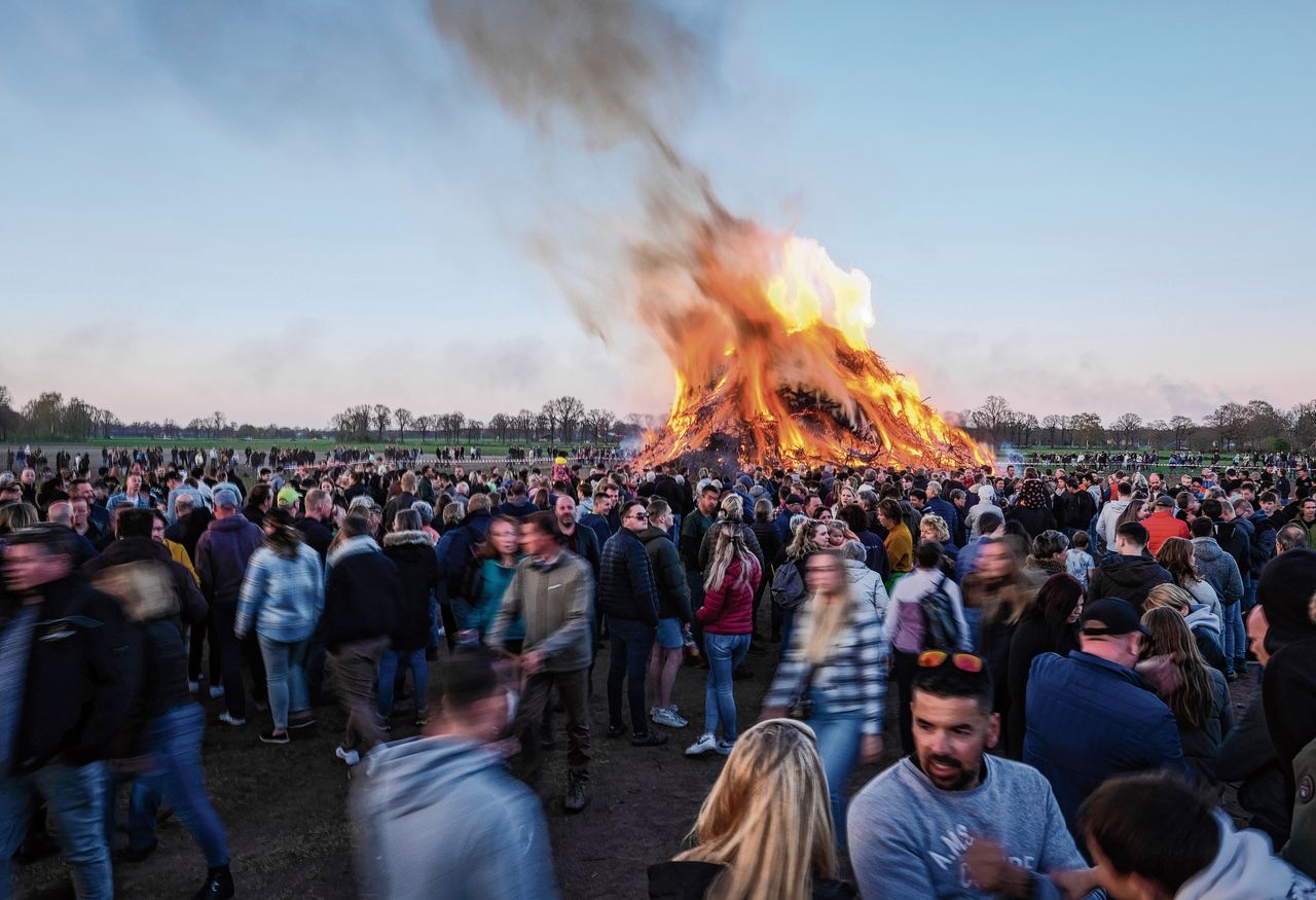 Het paasvuur vorig voorjaar in Salland. Het op één na hoogste paasvuur trok in april 2022 circa tweeduizend bezoekers.