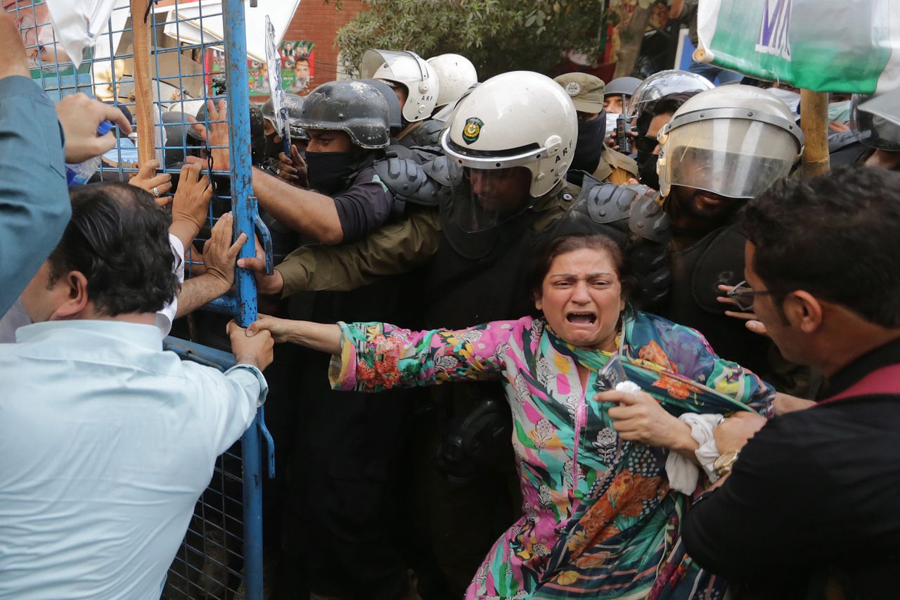 Aanhangers van oud-premier Imran Khan in aanvaring met de politie bij zijn woning in Lahore.