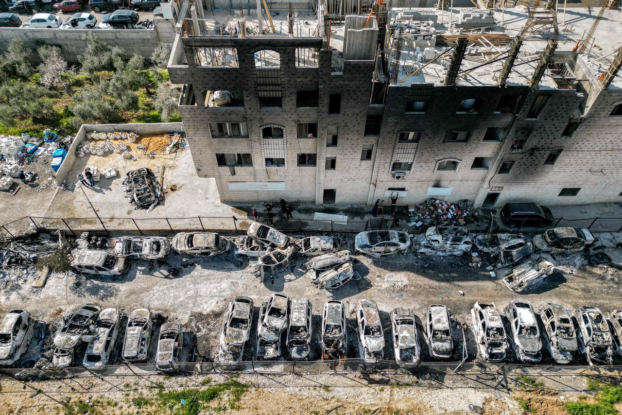 Luchtfoto van een autosloperij met uitgebrande voertuigen in de Palestijnse plaats Huwara, nabij Nablus op de Westelijke Jordaanoever, op maandag.