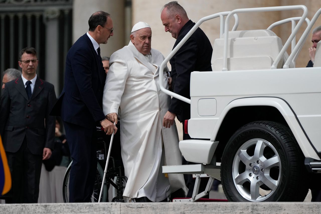 Na zijn wekelijkse toespraak woensdag wordt paus Franciscus naar zijn auto geholpen. Kort daarna werd hij opgenomen in het ziekenhuis.