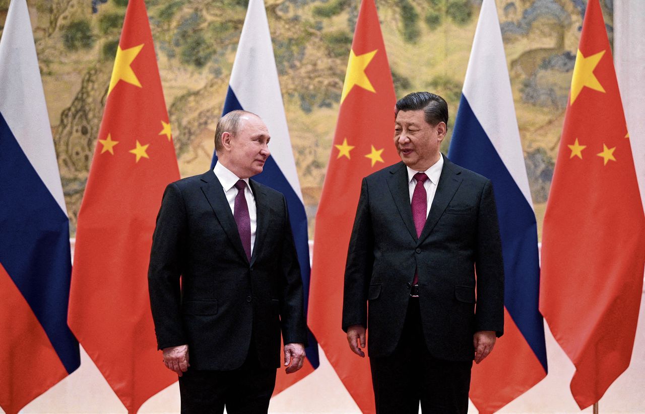 De Russische president Vladimir Poetin (links) op bezoek bij zijn Chinese ambtgenoot Xi Jinping op 4 februari 2022, aan het begin van de Olympische Winterspelen in Beijing.