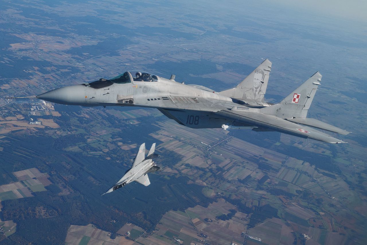 Twee MiG-29’s doen mee aan een NAVO-oefening boven Polen in maart 2022.