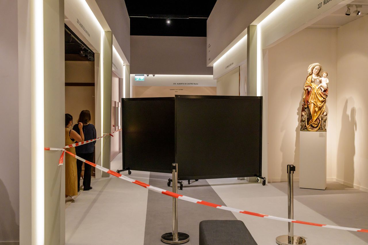 Na de overval op de TEFAF ging de internationale kunstbeurs werd de locatie van de overval was afgeschermd voor onderzoek.