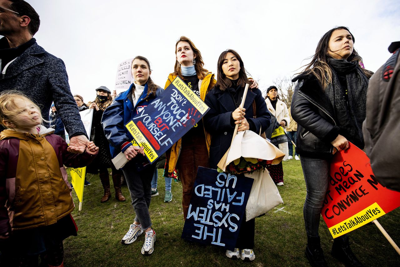 Een protest tegen seksueel grensoverschrijdend gedrag, begin 2022 op het Museumplein in Amsterdam.