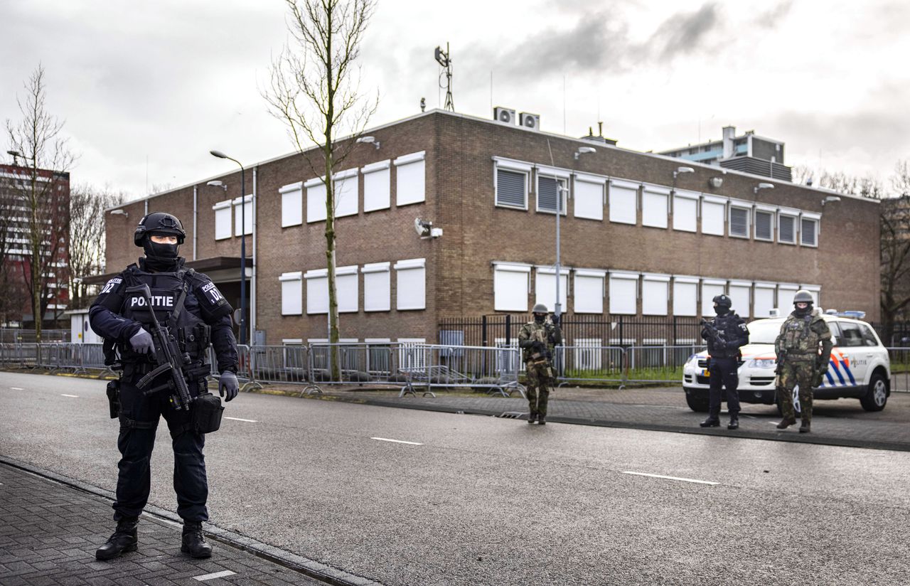 Beveiliging bij de extra beveiligde rechtbank De Bunker voor de strafzaak Marengo.