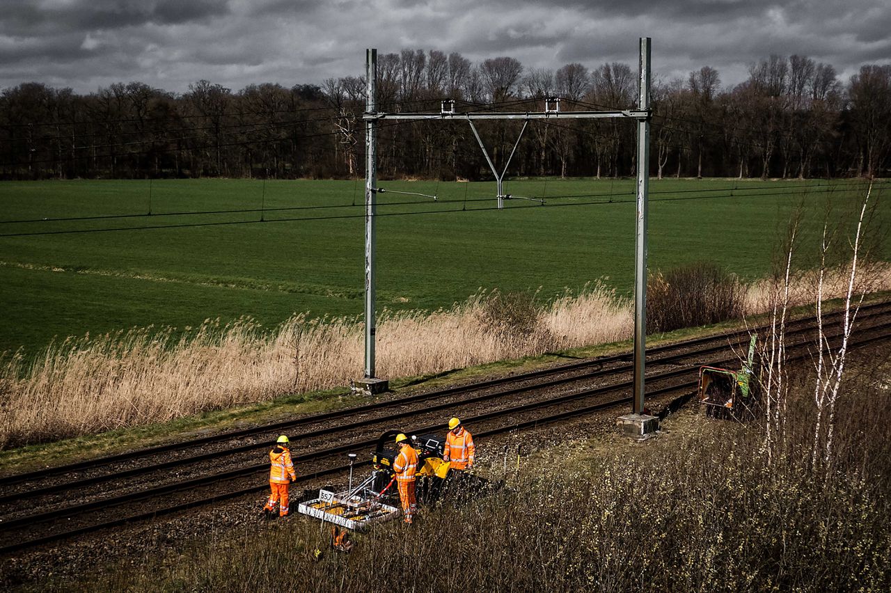 Een foto van ProRail-medewerkers aan het werk op het spoor in het Brabantse Esch, op 23 maart. Dassen hadden een gangenstelsel onder het spoor gegraven waardoor de rails dreigden te verzakken.