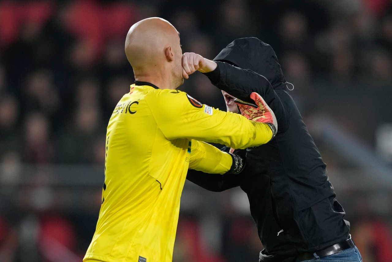 PSV-supporter Dylano K. sloeg op 23 februari de Sevilla-doelman Marko Dmitrovic tijdens de Europa League play-offs wedstrijd in Eindhoven. Dat de klap niet goed aankwam en Dmitrovic geen verwonding opliep, was volgens de rechter te danken aan de reflex van de doelman.