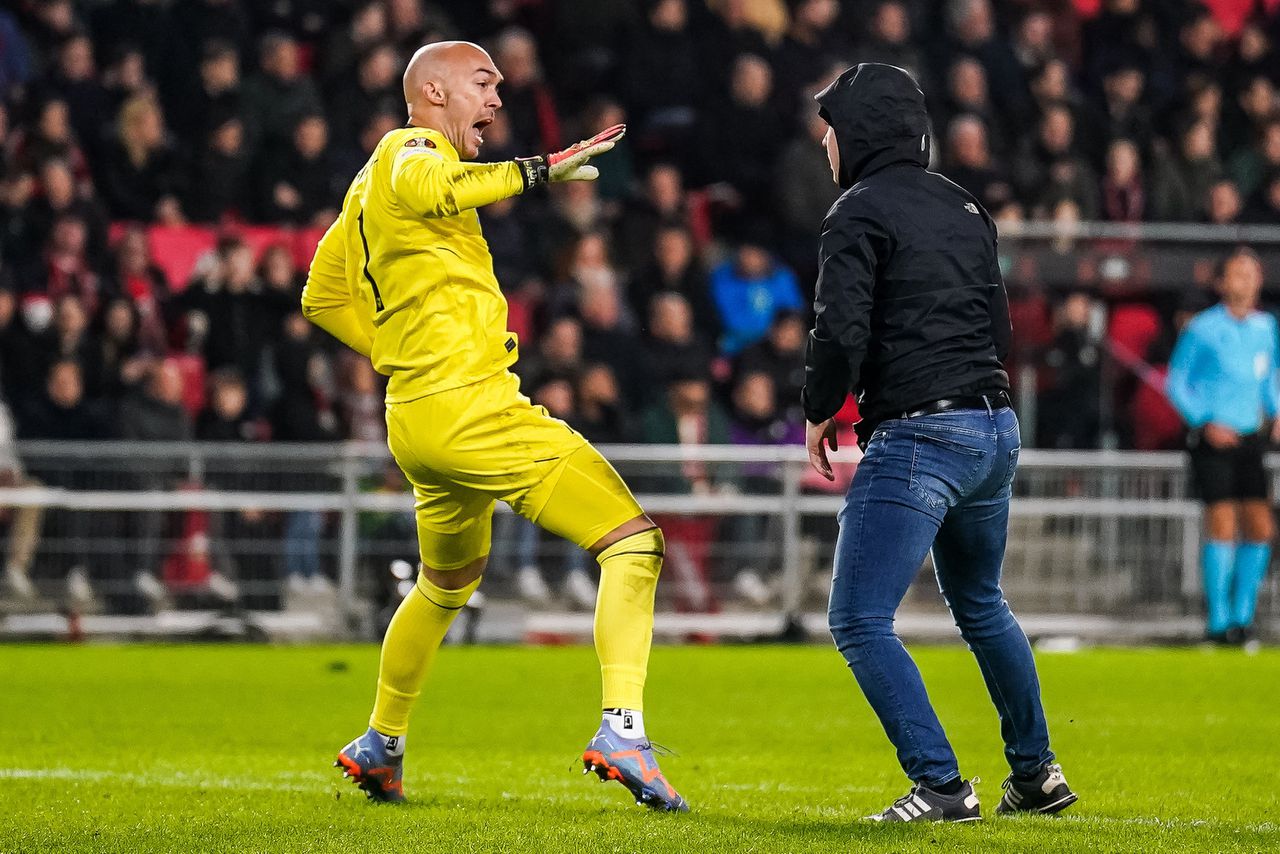 Tijdens een wedstrijd tegen Sevilla FC viel een PSV-fan de keeper van de tegenstander aan.