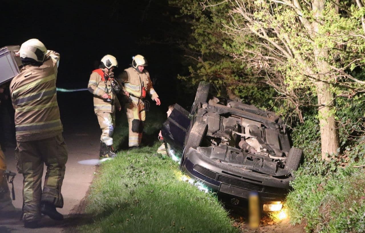 In Lunteren werd op 19 april 2021 deze auto, met daarin persfotograaf Timothy en diens vriendin, opzettelijk in de sloot geduwd door een shovel.