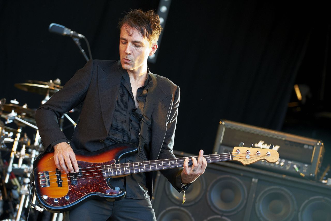 Bassist Steve Mackey tijdens een concert van Pulp op festival Glastonbury in Engeland, 2011.