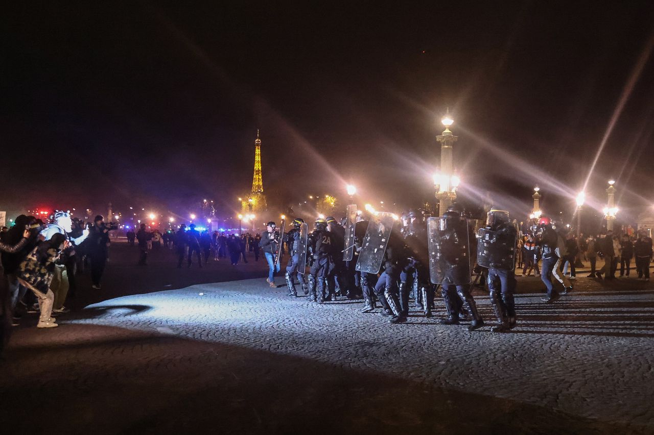 De Franse politie moest in Parijs duizenden demonstranten uiteen drijven. In verschillende steden heerste donderdag onrust.