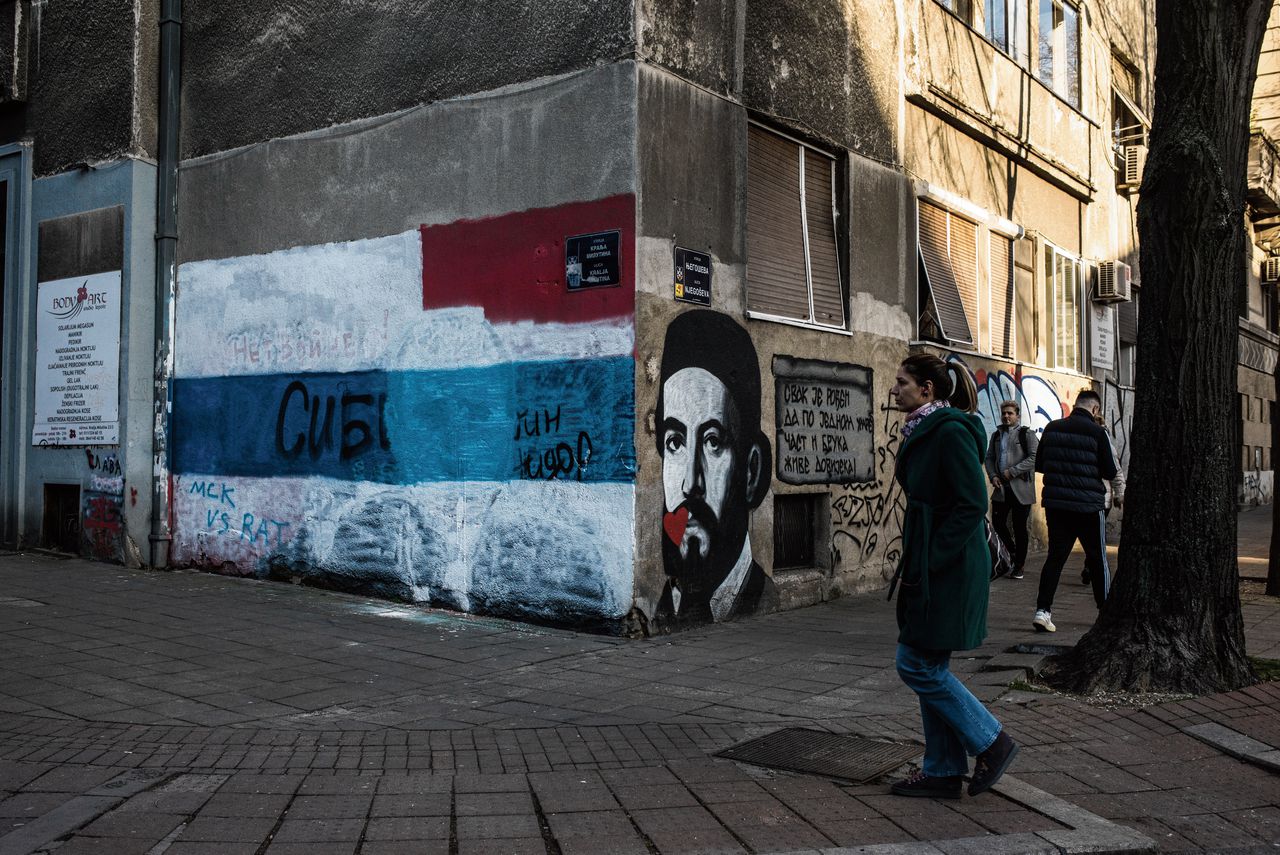 Een Poetin-muurschildering in Belgrado is overschilderd door tegenstanders van de oorlog in Oekraïne.