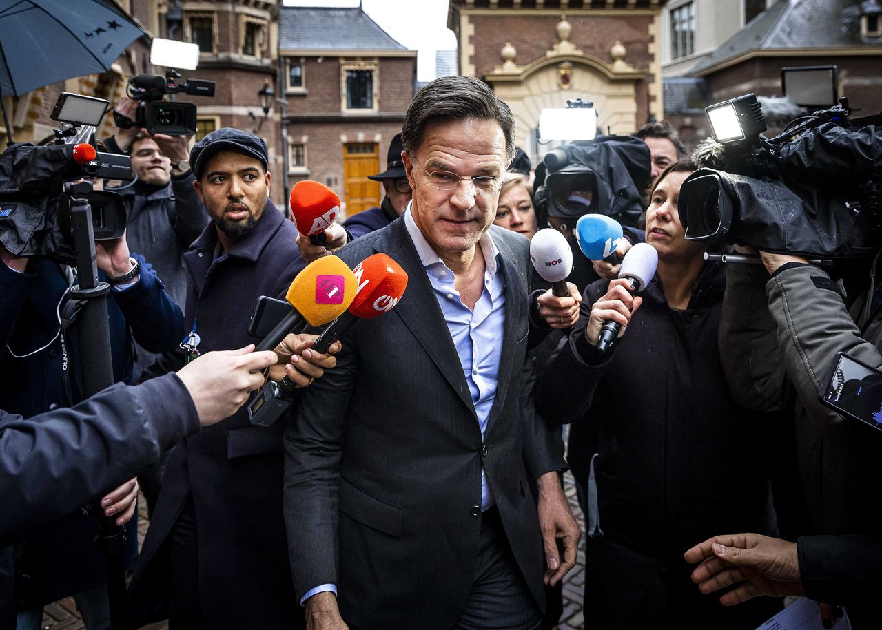 Premier Mark Rutte komt aan op het ministerie van Algemene Zaken voor het topoverleg.