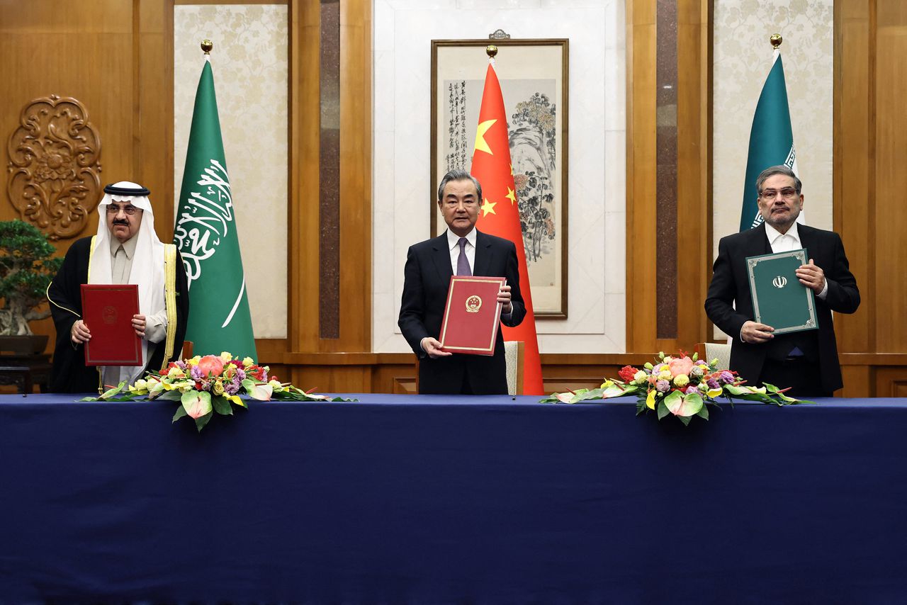 De Chinese diplomaat Wang Yi woont een ontmoeting bij met de secretaris van de hoogste nationale veiligheidsraad van Iran, Ali Shamkhani, en de minister van Staat en nationale veiligheidsadviseur van Saoedi-Arabië Musaad bin Mohammed Al Aiban in Beijing