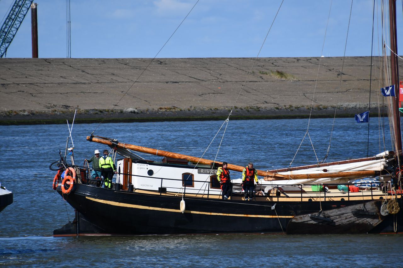 Het zeilschip waar in augustus een meisje op omkwam door het afbreken van de giek in de haven van Harlingen.