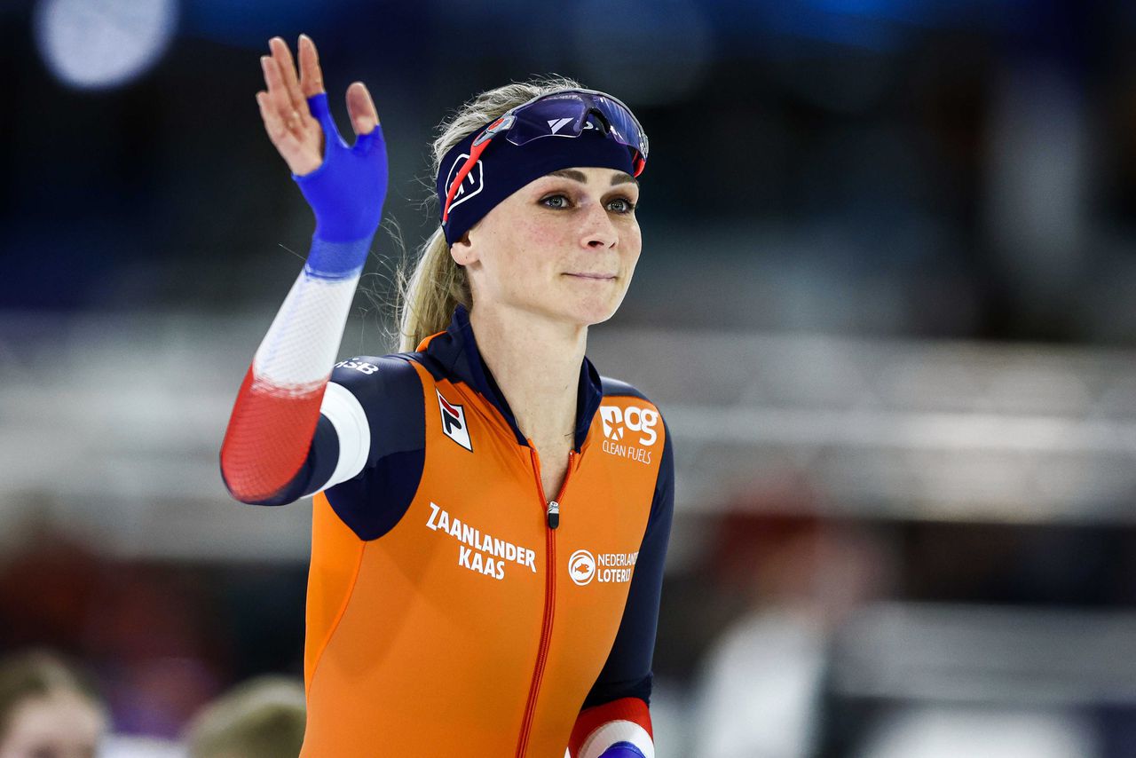 Irene Schouten zwaait naar het publiek in Thialf, kort na haar race op de 3.000 meter bij de WK afstanden.