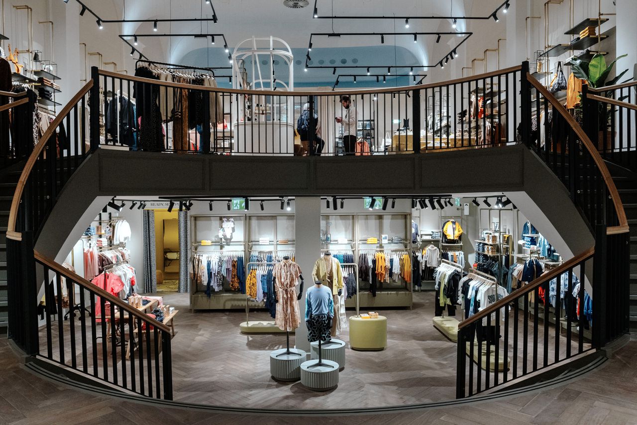 Het oude Luxortheater in Den Bosch is nu het grootste filiaal van Scotch & Soda in Nederland. Het bedrijf heeft goede hoop op een nieuwe eigenaar die de Nederlandse winkels wil doorstarten.