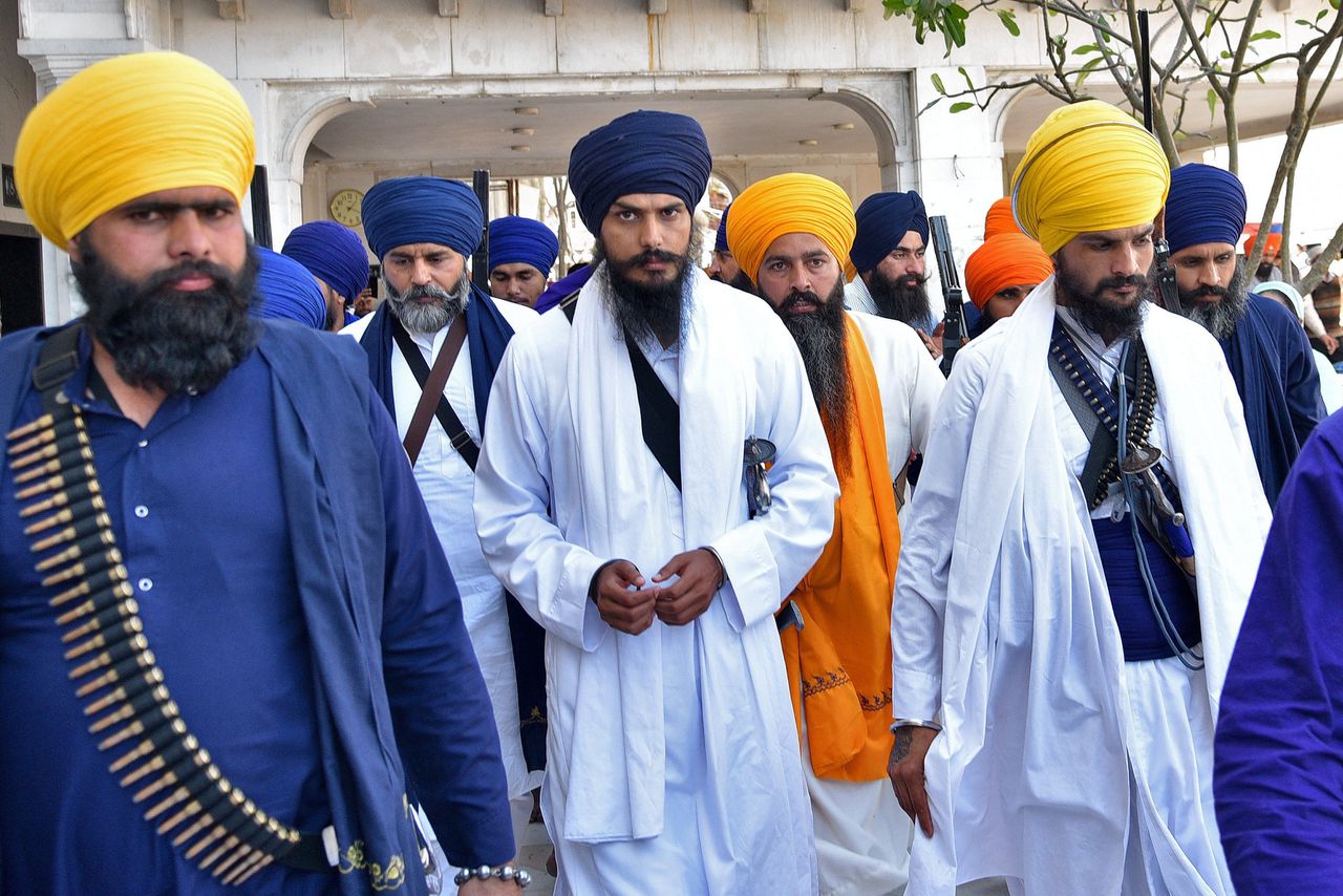 Amritpal Singh, een radicale sikhleider, verlaat samen met zijn aanhangers het heilige sikhheiligdom van de Gouden Tempel in de noordwestelijke Indiase stad Amritsar.