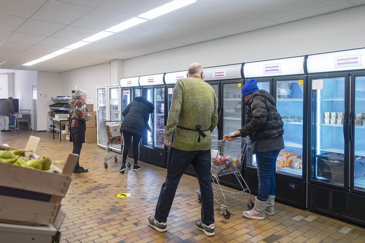 Een Rotterdamse voedselbank heeft haar eigen supermarkt, waar klanten hun voedselpakket kunnen samenstellen.