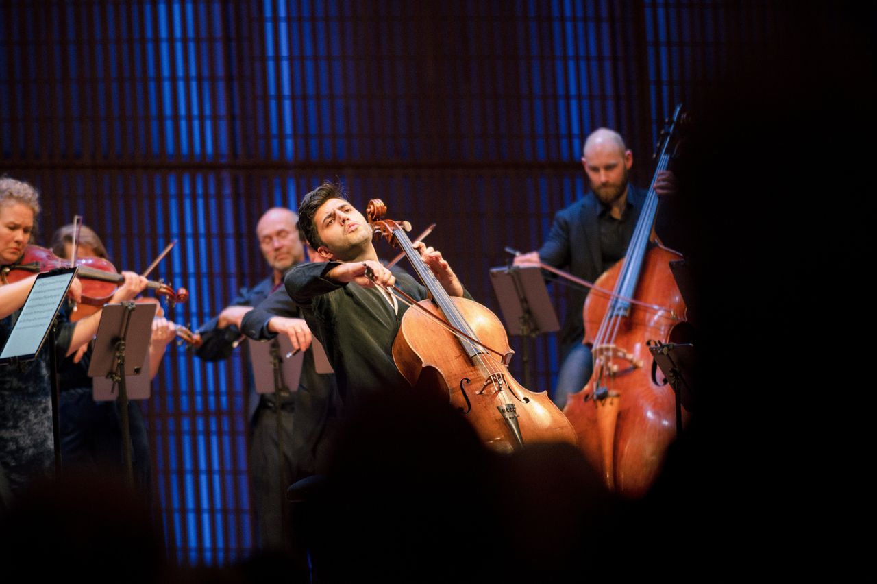 Strijkorkest Amsterdam Sinfonietta samen met cellist Kian Soltani.