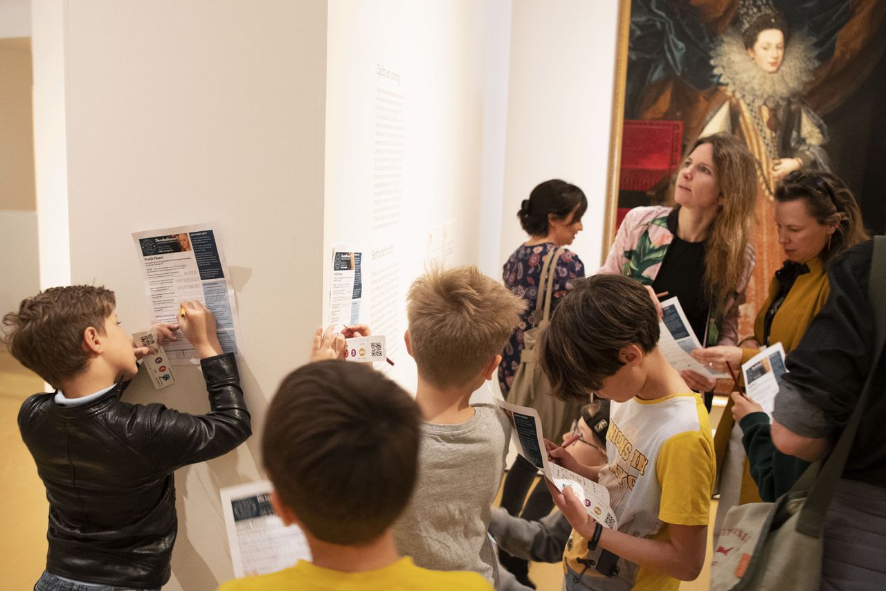 Jeugdige bezoekers van de Hermitage zoeken naar eieren. Het museum organiseert tijdens de paasdagen een zoektocht naar Faberge-eieren. De winnaar gaat met een replica van het beroemde Russische paasgeschenk naar huis.