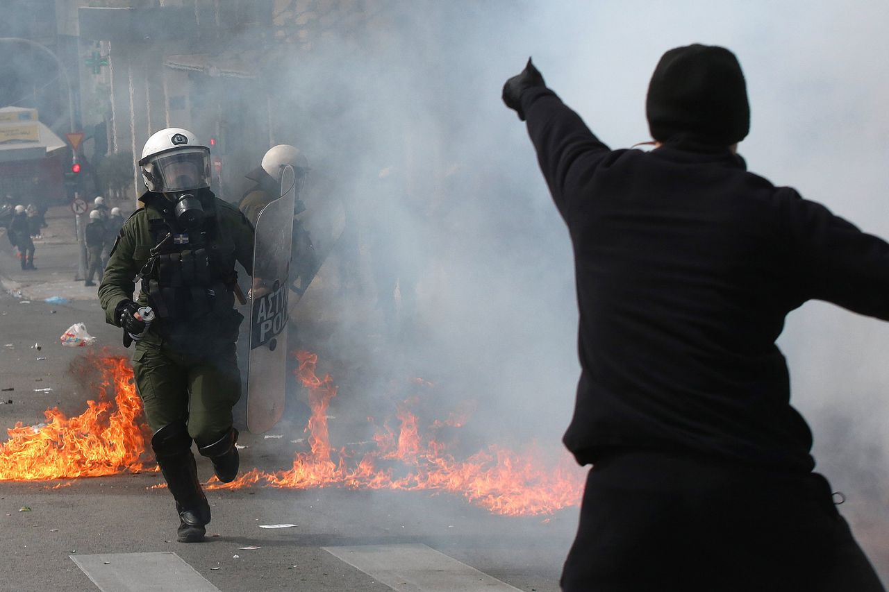 Demonstrant tegenover de oproerpolitie aan het slot van een protestmanifestatie in Athene na het dodelijke treinongeluk van 28 februari bij de stad Larissa.